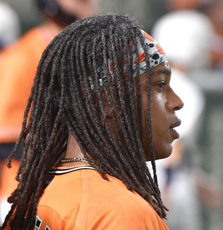 オレンジがかわいいポップなバンダナをつけた巨人・ウォーカー＝東京ドーム（撮影・伊藤笙子）