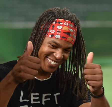 試合前、寿司柄のバンダナをつけていた巨人・ウォーカー。お似合いだと伝えると照れながらサムズアップ＝１４日、東京ドーム（撮影・伊藤笙子）