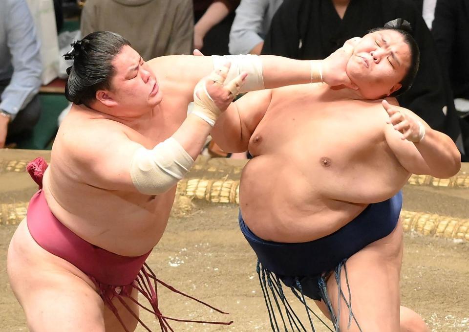 のど輪で御嶽海を攻める大栄翔（左）＝１４日、両国国技館（撮影・堀内翔）