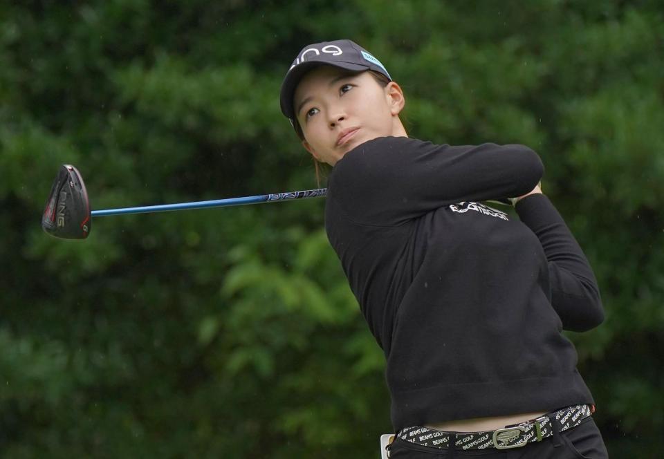 練習ラウンドでティーショットを放つ渋野日向子。予選ラウンドの組み合わせが発表され、前年覇者の稲見萌寧と同組となった＝１７日、千葉・袖ヶ浦ＣＣ袖ヶ浦Ｃ（撮影・開出牧）