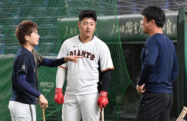 前日の真剣勝負から一変　巨人・岡本和がオリックスバッテリーと談笑