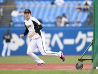 試合前、走塁練習を行うロッテ・佐々木朗希＝神宮球場（撮影・開出牧）