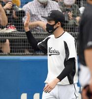 試合前の練習を終え、スタンドのファンの声援に手を振って応えるロッテ・佐々木朗希＝神宮球場（撮影・開出牧）