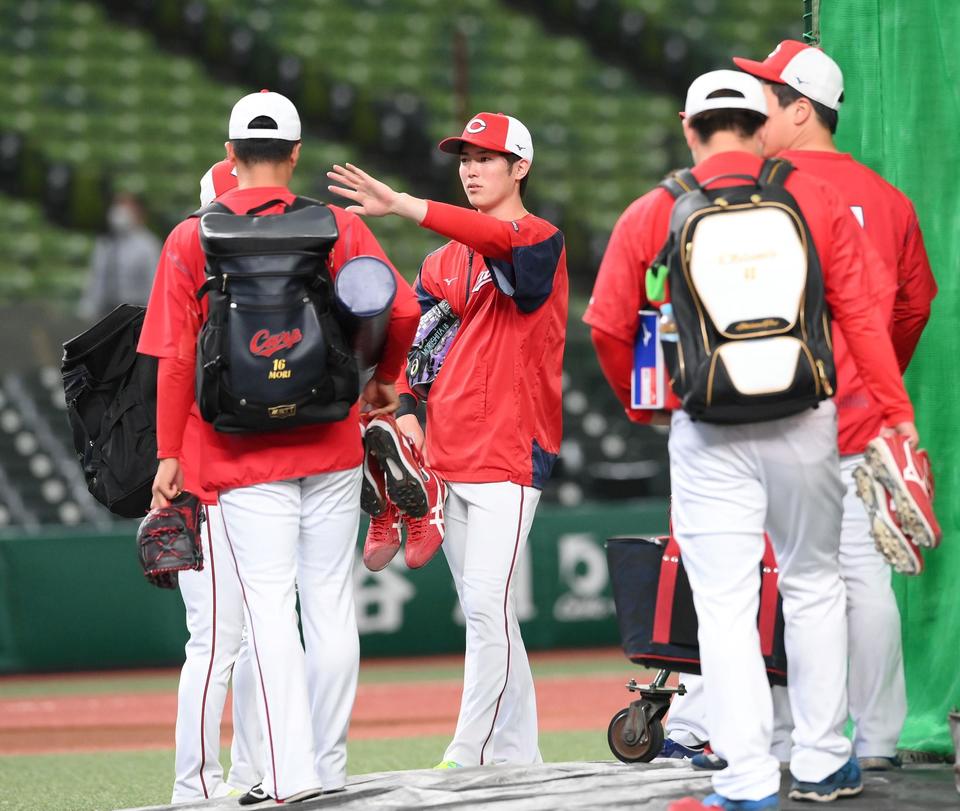 試合前にマウンドの感触を確かめる広島・森下（中央）＝ベルーナドーム（撮影・堀内翔）