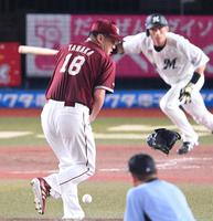 ５回ロッテ２死、楽天・田中将に高部の打球が直撃してグラブが宙を舞う＝１日、ＺＯＺＯマリン（撮影・堀内翔）
