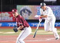 ４回、ロッテ・安田（後方）を投ゴロに打ち取る楽天・田中将＝１日、ＺＯＺＯマリン（撮影・堀内翔）