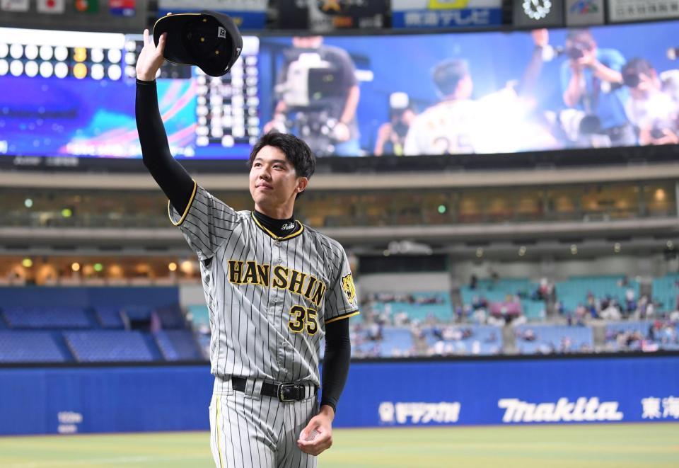 ヒーローインタビューで割れんばかりの応援に、帽子をとって応える阪神・才木（３日）＝バンテリンドーム（撮影・田中太一）