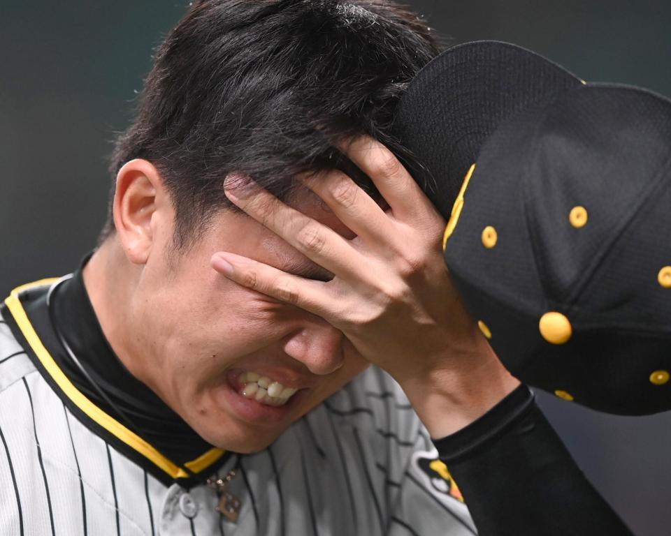 インタビューの途中で号泣する阪神・才木（３日）＝バンテリンドーム（撮影・田中太一）