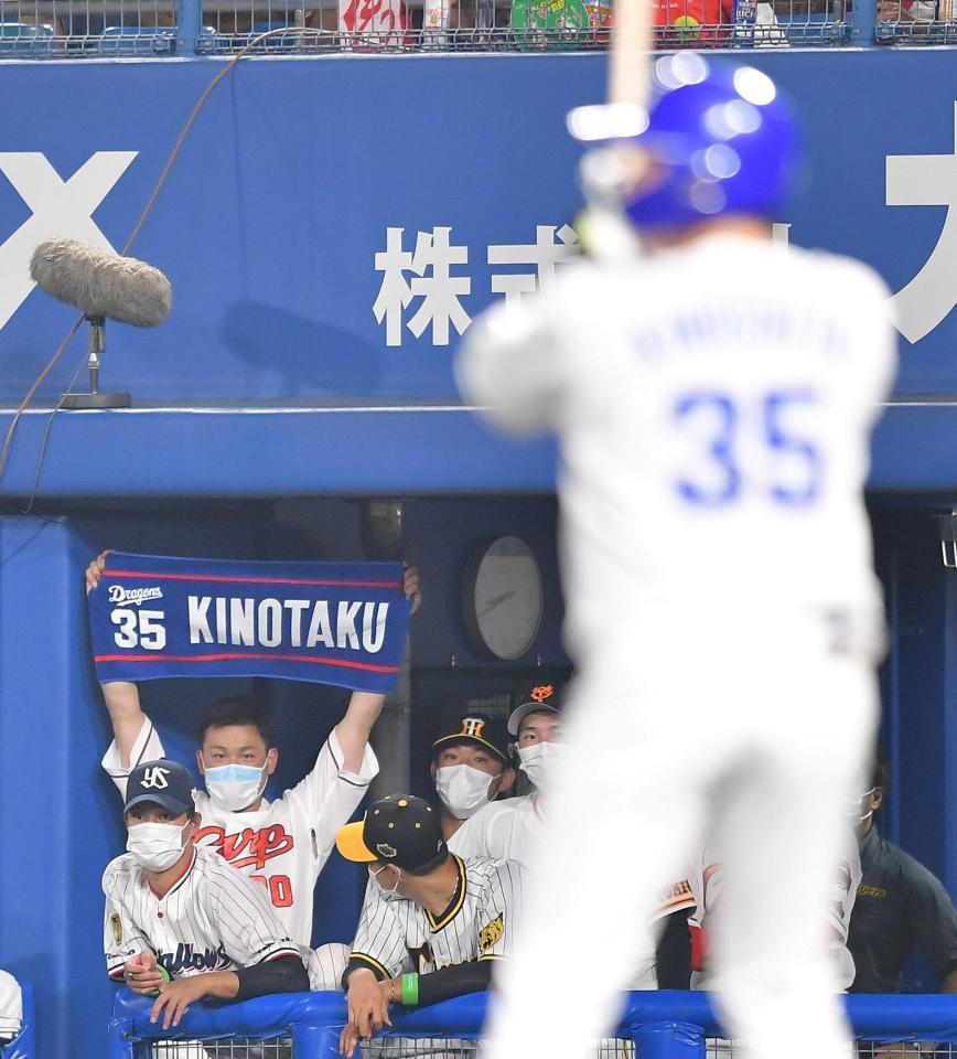 広島・栗林良吏 オールスターで童心に返って中日・木下拓を熱烈応援