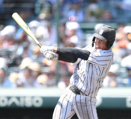 ８回九州学院２死、左翼フェンス直撃の二塁打を放つ九州学院・村上慶太＝甲子園（撮影・伊藤笙子）