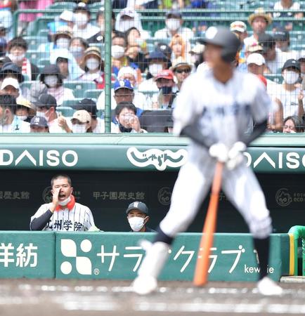 １回九州学院２死一塁、打席の瀬井太心（手前）に声を掛ける九州学院・村上慶太（左）＝甲子園（撮影・伊藤笙子）