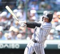 ８回九州学院２死、左翼フェンス直撃の二塁打を放つ九州学院・村上慶太＝甲子園（撮影・伊藤笙子）