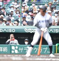 １回九州学院２死一塁、打席の瀬井太心（手前）に声を掛ける九州学院・村上慶太（左）＝甲子園（撮影・伊藤笙子）