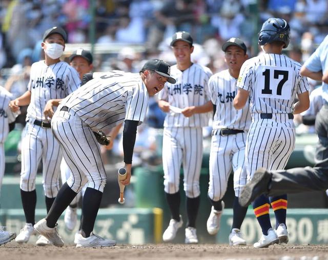 試合終了後、最後の打者が使ったバットを拾い上げる九州学院・村上慶太（左）＝甲子園（撮影・伊藤笙子）