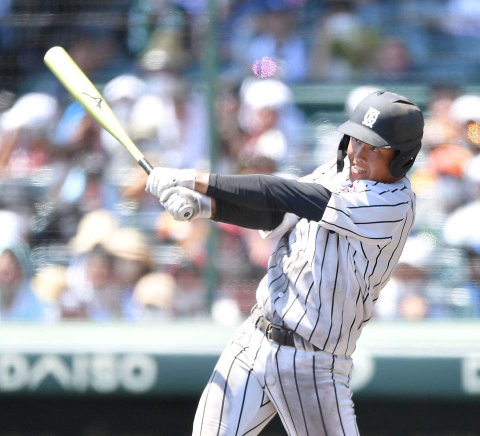 ８回九州学院２死、左翼フェンス直撃の二塁打を放つ九州学院・村上慶太＝甲子園（撮影・伊藤笙子）