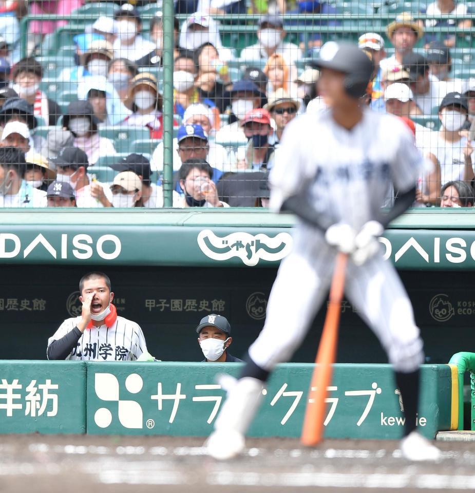 １回九州学院２死一塁、打席の瀬井太心（手前）に声を掛ける九州学院・村上慶太（左）＝甲子園（撮影・伊藤笙子）