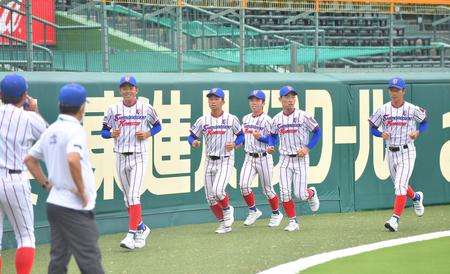 甲子園のフェンス際をランニングする下関国際の部員たち＝甲子園（撮影・伊藤笙子）