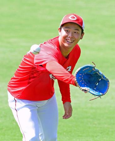 　練習で笑顔を見せる広島・玉村昇悟