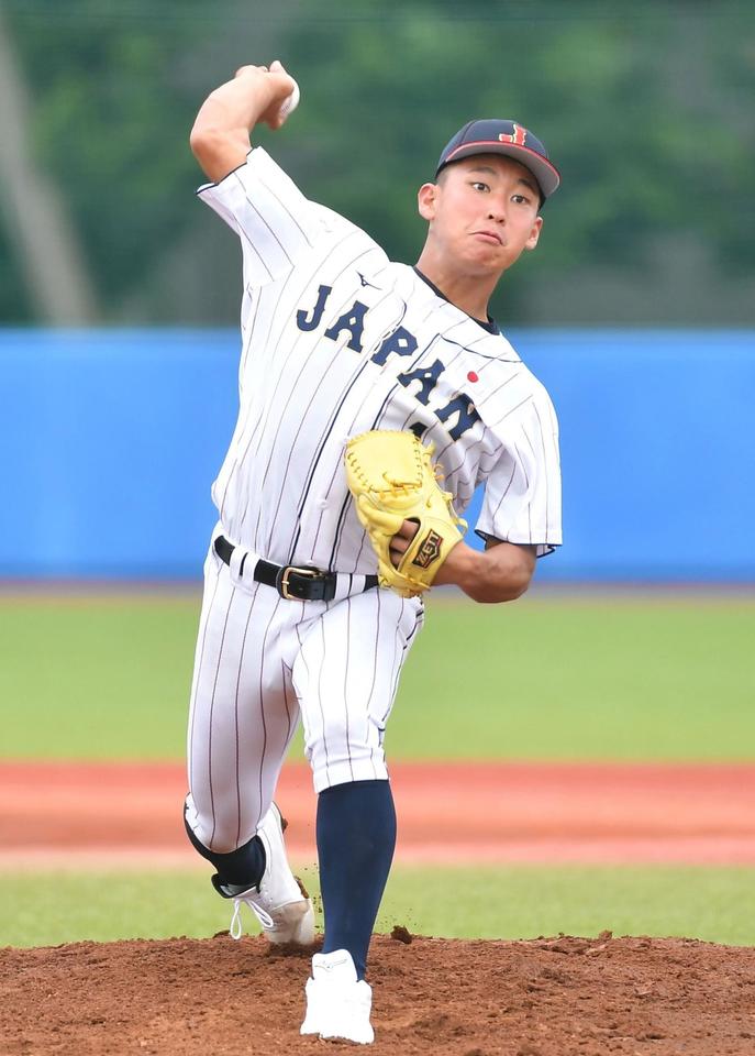 浅野がマネをした近江・山田陽翔の投球フォーム＝立大野球部グラウンド（撮影・伊藤笙子）