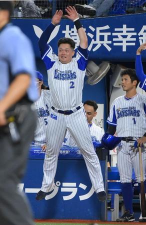 ４回、追加点が入って喜ぶＤｅＮＡ・牧秀悟＝１日、横浜スタジアム（撮影・堀内翔）