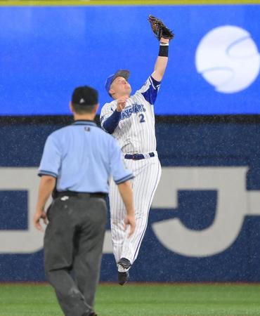 ２回、中日・溝脇の打球を捕るＤｅＮＡ・牧＝１日、横浜スタジアム（撮影・堀内翔）