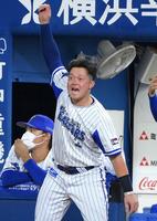 ４回、伊藤光が適時打を放ちベンチ前で腕を回すＤｅＮＡ・牧秀悟＝１日、横浜スタジアム（撮影・堀内翔）