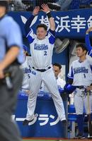 ４回、追加点が入って喜ぶＤｅＮＡ・牧秀悟＝１日、横浜スタジアム（撮影・堀内翔）