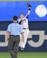 ２回、中日・溝脇の打球を捕るＤｅＮＡ・牧＝１日、横浜スタジアム（撮影・堀内翔）