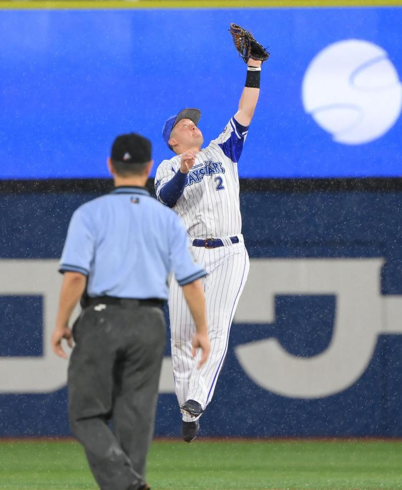 ２回、中日・溝脇の打球を捕るＤｅＮＡ・牧＝１日、横浜スタジアム（撮影・堀内翔）