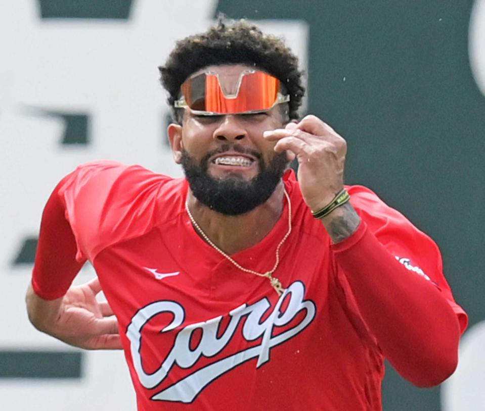 　練習で気合の表情を見せる広島・コルニエル