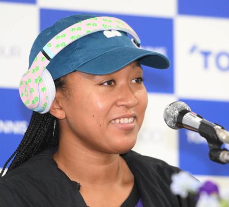 ヘッドホンを付けたまま記者会見に登場した大坂なおみ＝有明テニスの森公園（撮影・堀内翔）