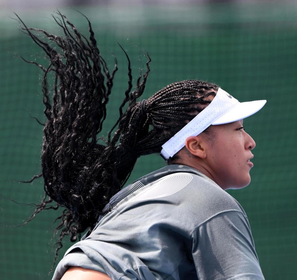 練習中の大坂なおみの髪の毛が宙に舞う＝有明テニスの森公園（撮影・堀内翔）