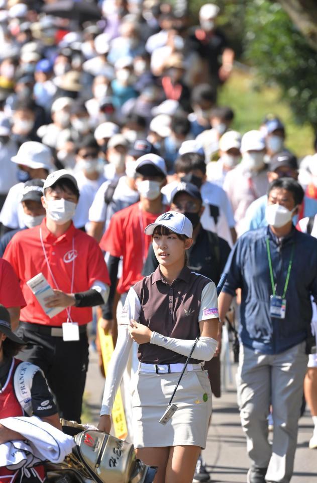 大勢のギャラリーを引き連れラウンドする馬場咲希（手前）＝９月日、新南愛知ＣＣ美浜コース（撮影・高部洋祐）