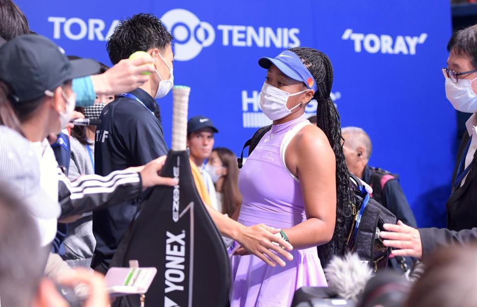 サインを関係者に制止され残念そうな大坂なおみ＝有明コロシアム（撮影・金田祐二）