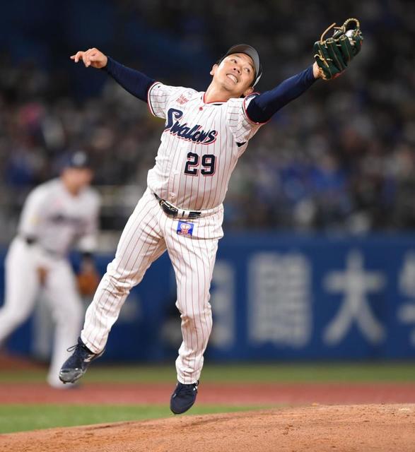 ヤクルト・小川泰弘 試合の流れをつかむジャンピングキャッチを激写