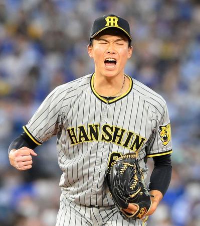 ９回、ＤｅＮＡ・宮崎を空振り三振に仕留めてガッツポーズをする阪神・湯浅＝１０日、横浜スタジアム（撮影・堀内翔）