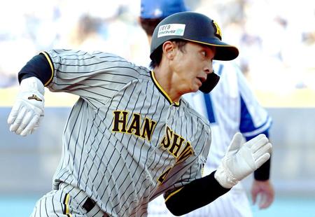 ６回、代走の阪神・熊谷敬宥は、阪神・近本光司の適時打で一気に本塁へ走る＝１０日、横浜スタジアム（撮影・田中太一）