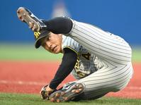 ８回、ＤｅＮＡ・伊藤光の強烈な打球を横っ飛びで好捕する阪神・熊谷敬宥＝１０日、横浜スタジアム（撮影・田中太一）