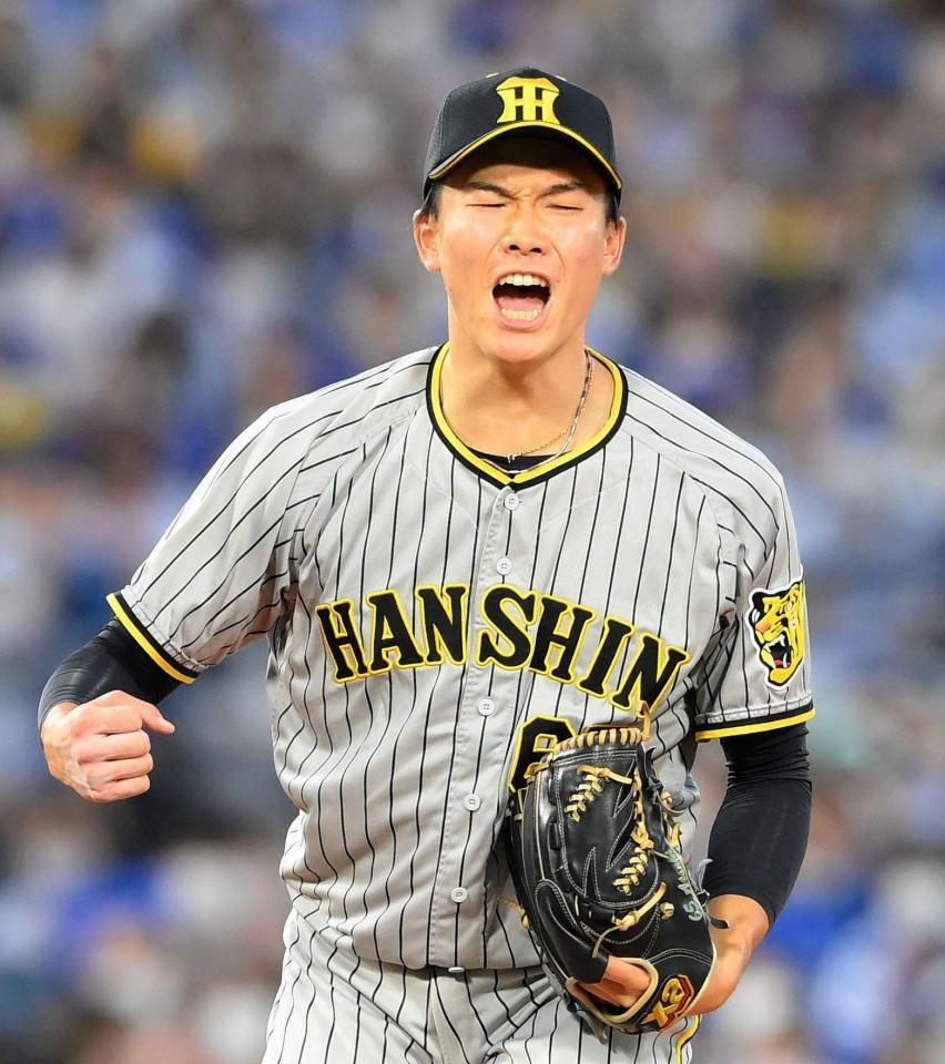 ９回、ＤｅＮＡ・宮崎を空振り三振に仕留めてガッツポーズをする阪神・湯浅＝１０日、横浜スタジアム（撮影・堀内翔）