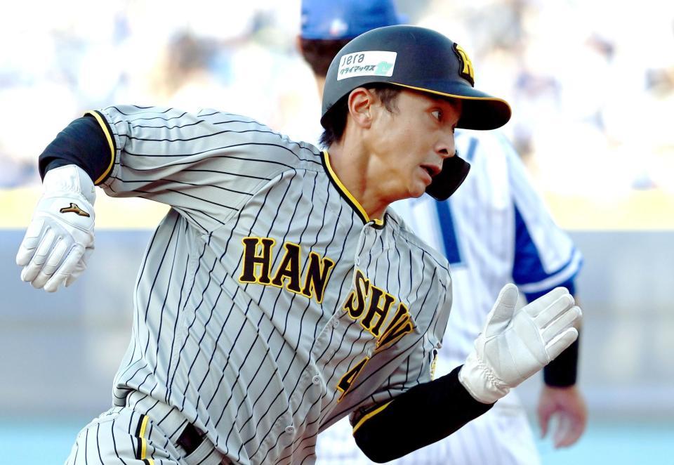 ６回、代走の阪神・熊谷敬宥は、阪神・近本光司の適時打で一気に本塁へ走る＝１０日、横浜スタジアム（撮影・田中太一）