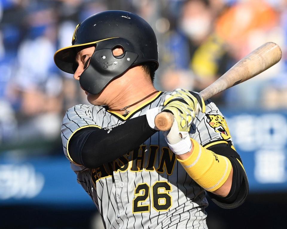 ６回、先頭打者の阪神・北條史也は左線を破る二塁打を放つ＝１０日、横浜スタジアム（撮影・田中太一）