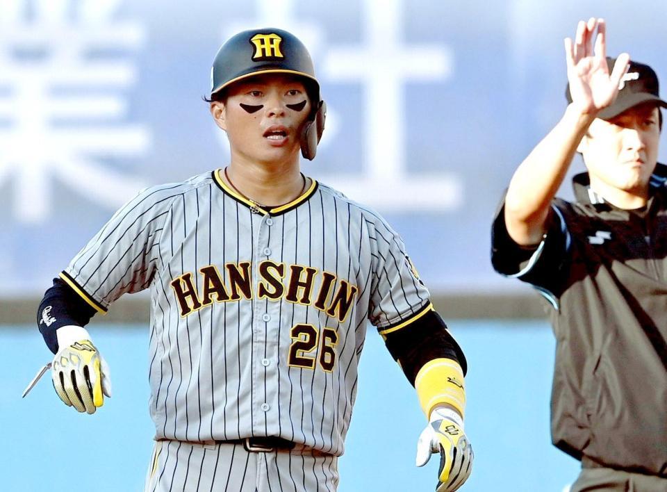 ６回、先頭打者の阪神・北條史也は二塁打を放つも代走を送られ驚いた表情を見せた＝１０日、横浜スタジアム（撮影・田中太一）