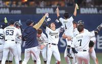 　中川圭（中央）が日本シリーズ進出を決めるサヨナラ打を放ち、歓喜にわくオリックスナイン＝１５日