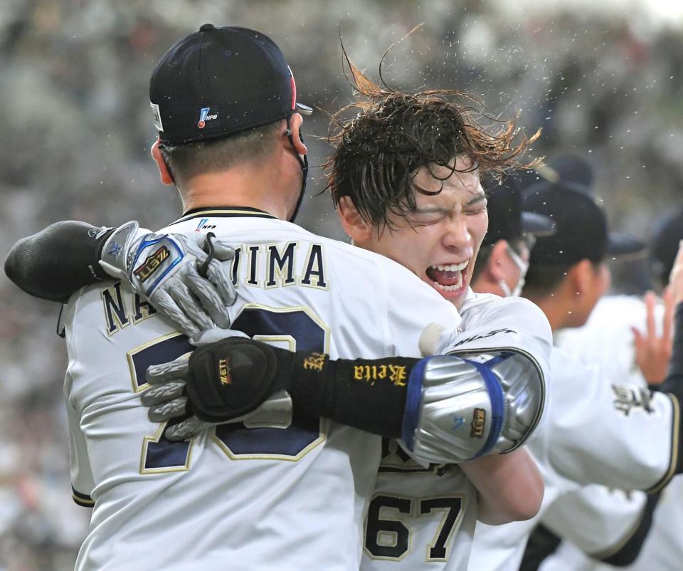 　日本シリーズ進出を決めるサヨナラ打を放ち、中嶋監督（左）と歓喜の抱擁を交わす中川圭＝１５日