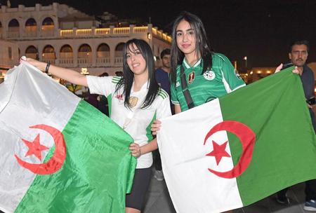 　アルジェリア国旗を手に盛り上がるメカミさん（左）とマルワさん。同国はアフリカ最終予選で敗たが、アフリカ勢応援のために参戦した（撮影・金田祐二）