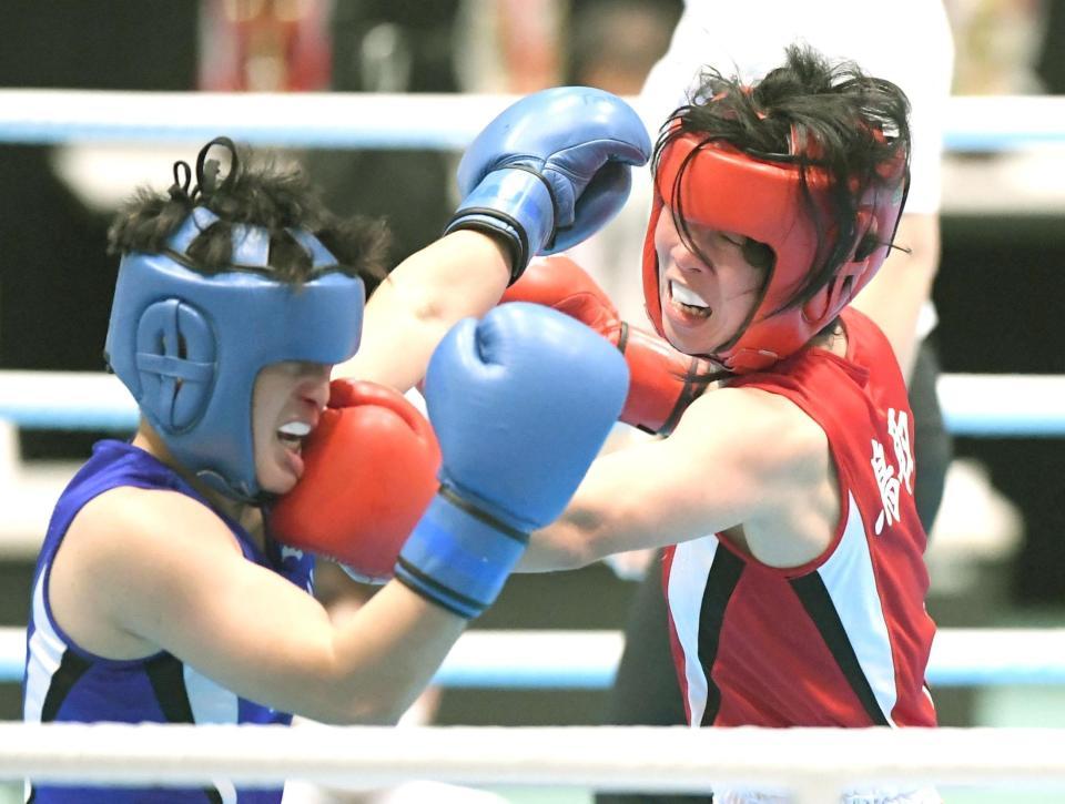 全日本ボクシング選手権大会の女子フェザー級決勝の３回、吉沢颯希（左）との打ち合いで、“魂の左ジャブ”をヒットさせる入江聖奈＝２７日、東京・墨田区総合体育館（撮影・開出牧）