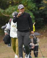 ８番、４連続バーディーを決めギャラリーの声援に応える谷原秀人＝１日、東京よみうりＣＣ（撮影・開出牧）