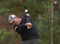 ４番、豪快なティーショットを放つ谷原秀人＝１日、東京よみうりＣＣ（撮影・開出牧）