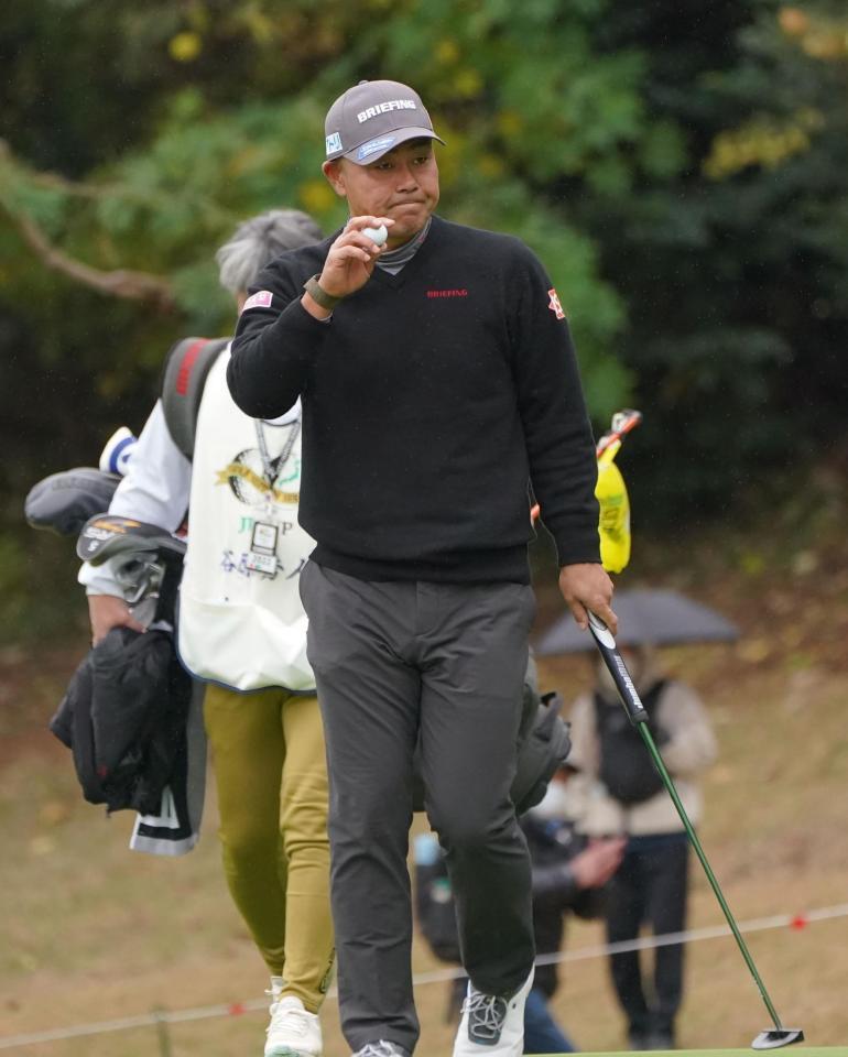 ８番、４連続バーディーを決めギャラリーの声援に応える谷原秀人＝１日、東京よみうりＣＣ（撮影・開出牧）