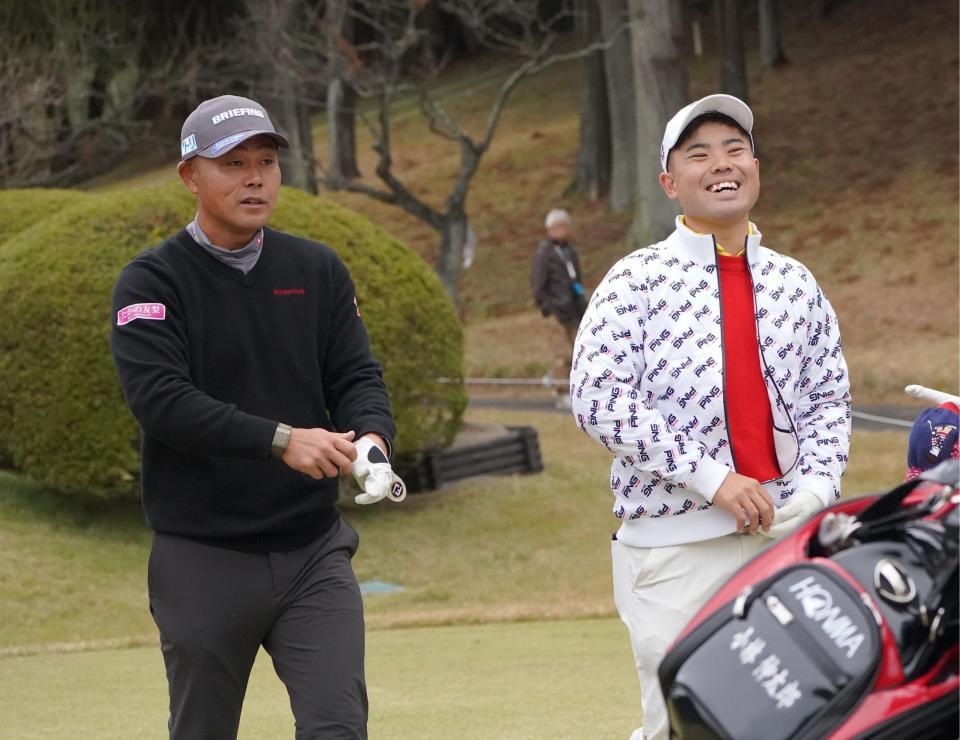 　４番、ティーショットを終え蝉川泰果（右）と談笑しながらセカンドへ向かう谷原秀人は、鋭い眼差しに闘志をみなぎらせた＝１日、東京よみうりＣＣ（撮影・開出牧）